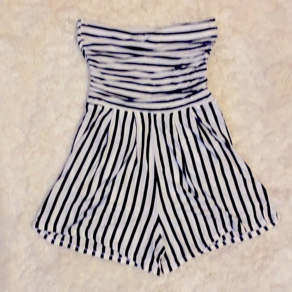 Heart Hips strapless shorts romper - Picture 3 of 4